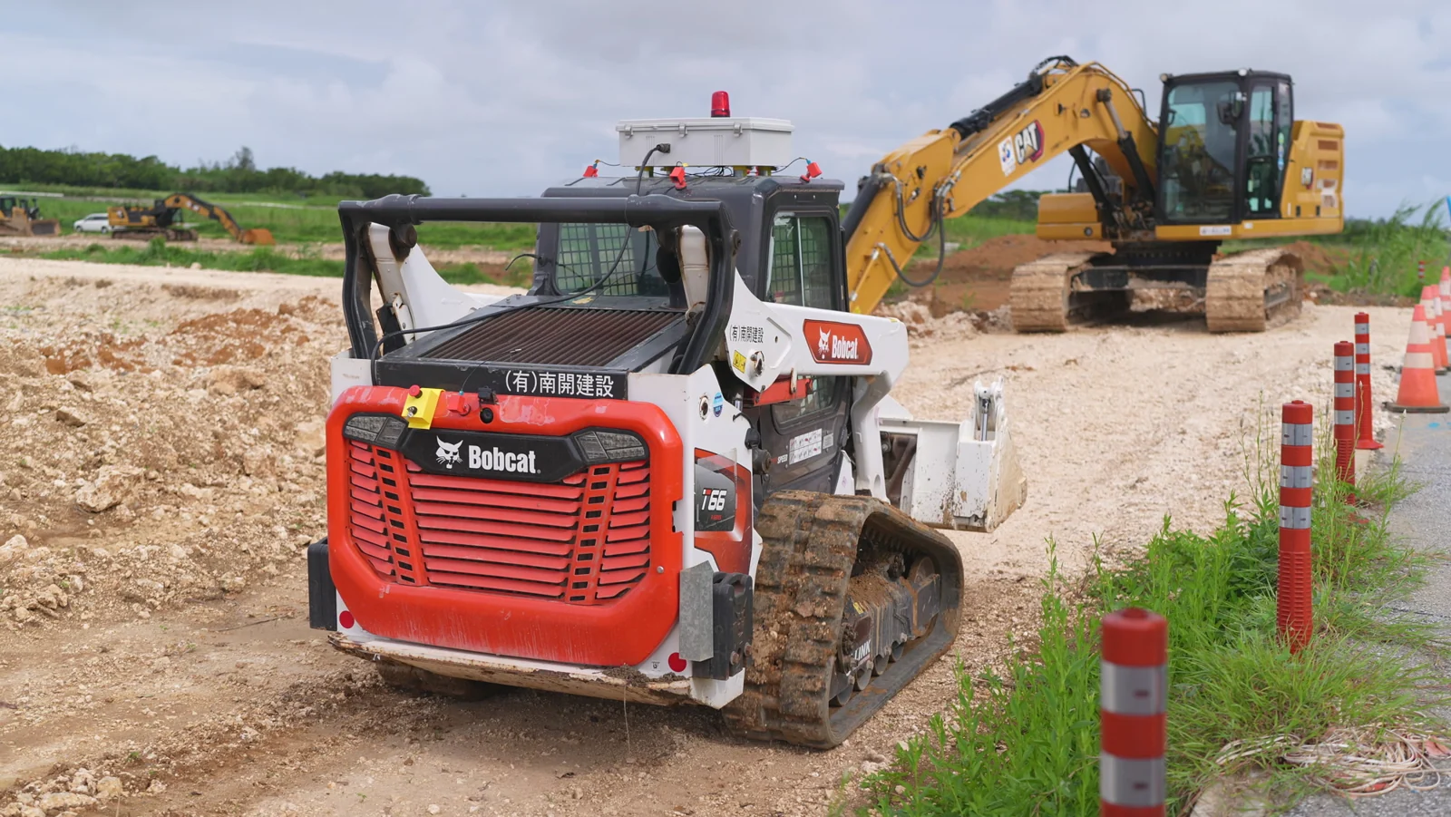 キャビン上にGLANKの制御ボックスを取り付けたBobcat T66